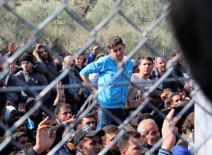 Des réfugiés attendant de pouvoir continuer leur voyage à Lesbos. (Photo: Thomas Barbancey/SIP)