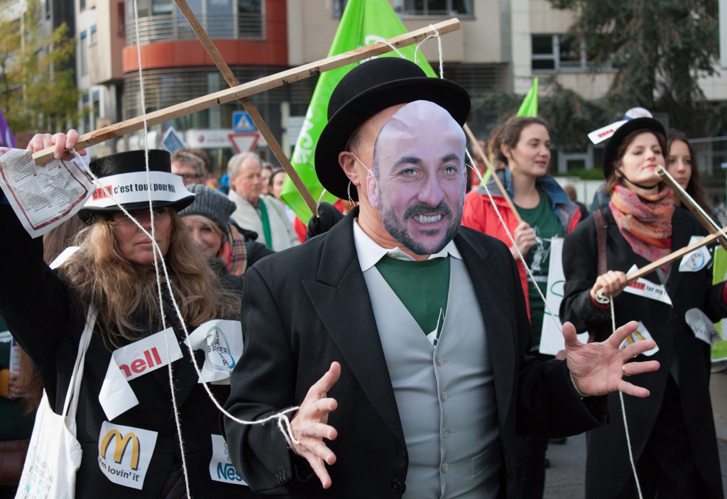 Anti-Demo und Pro-Pressekonferenz: Gegen CETA auf der Barrikade