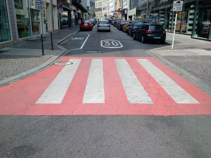 Foto eines Zebrastreifens in Luxemburg-Stadt.