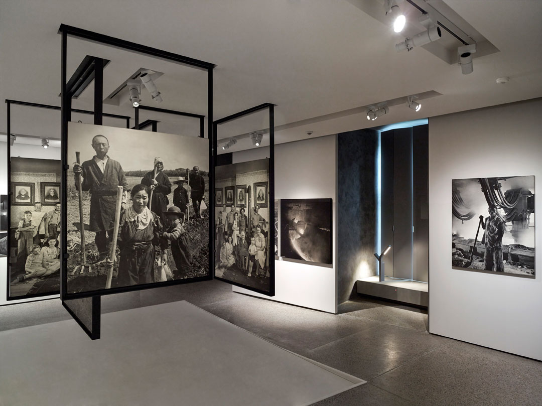 Sicht auf einen Ausstellungsraum im Schloss Clerf, in dem Fotos aus der Sammlung „The Family of Man“ hängen.