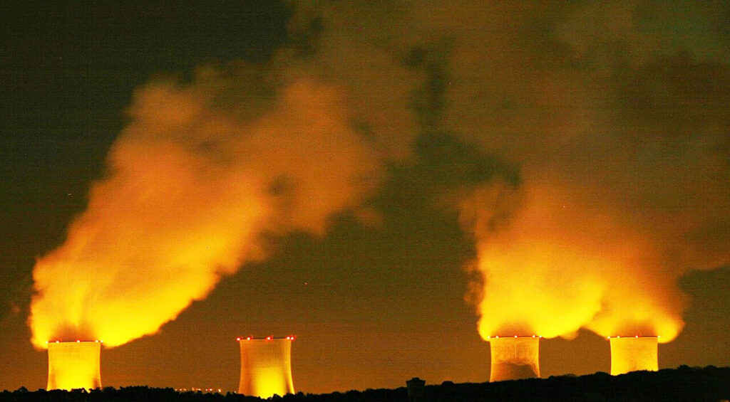 Das Kernkraftwerk Cattenom mit drei qualmenden Kühltürmen. 