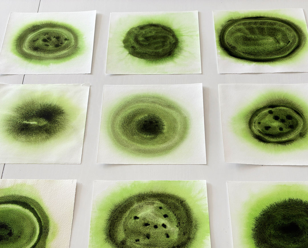 Neuf illustrations sur papier, montrant des cercles abstraits et peintes à l’aquarelle.