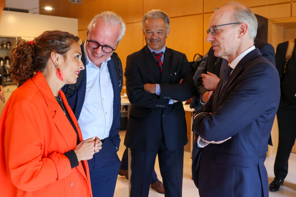Nora Back, présidente de l›OGBL ; Marc Lauer, vice-président de l’ACA et président entrant de l›UEL ; Michel Reckinger, président de l›UEL et Luc Frieden, Premier ministre, le 4 juin 2026 à Senningen, lors des négociations tripartites.