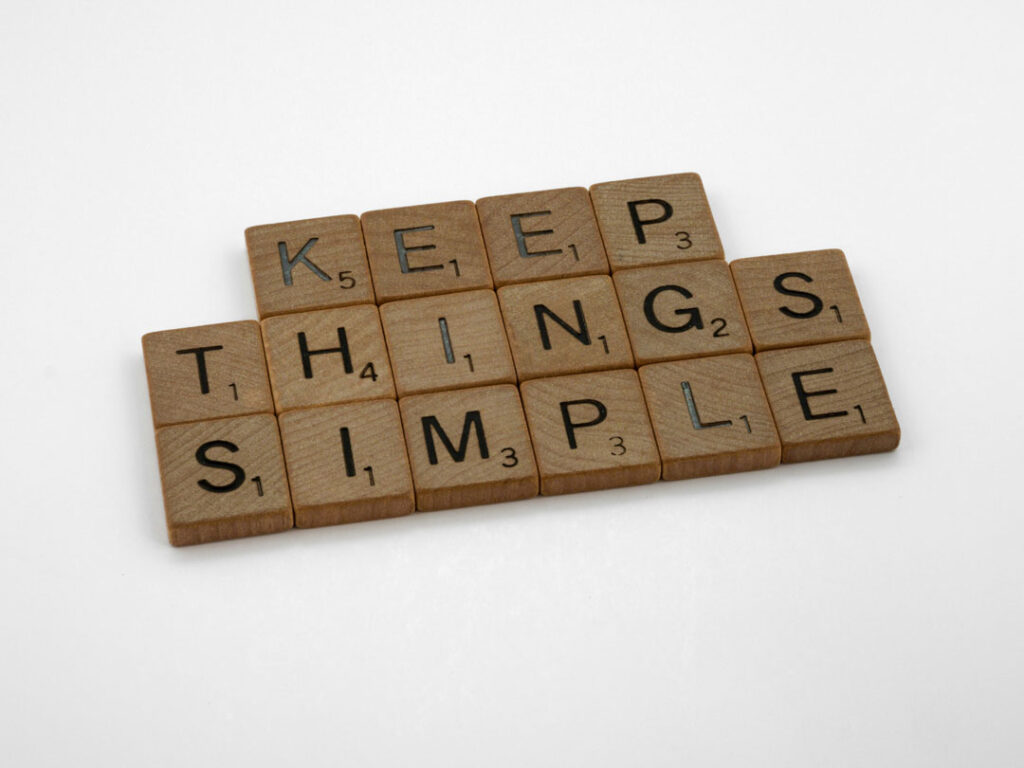 Holzplättchen, die den Satz “Keep it simple” formen.