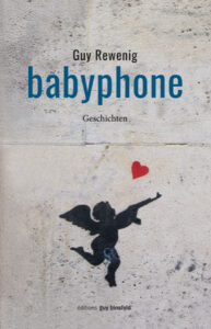 De Cover vu „Babyphone“: Eng Mauer mat engem Bild vun engem klengen Engel, deen e Maschinnegewier hält. Nieft dem Engel ass en Häerz gemoolt.