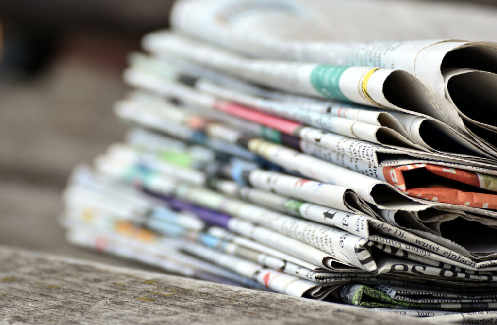 Une pile de journaux