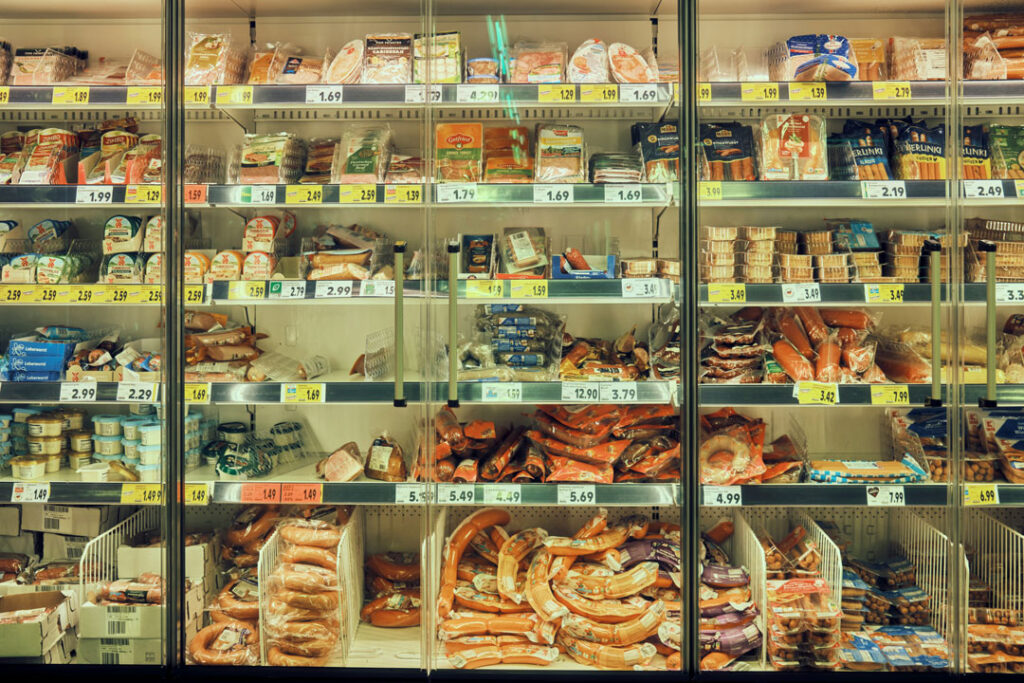 Foto eines Supermarktes, zu sehen sind Kühlschränke mit Würsten und anderen Fleischprodukten.