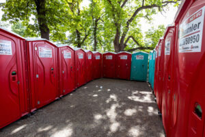 In einer U-Formation angeordnete Unisex-Toiletten im Freien.