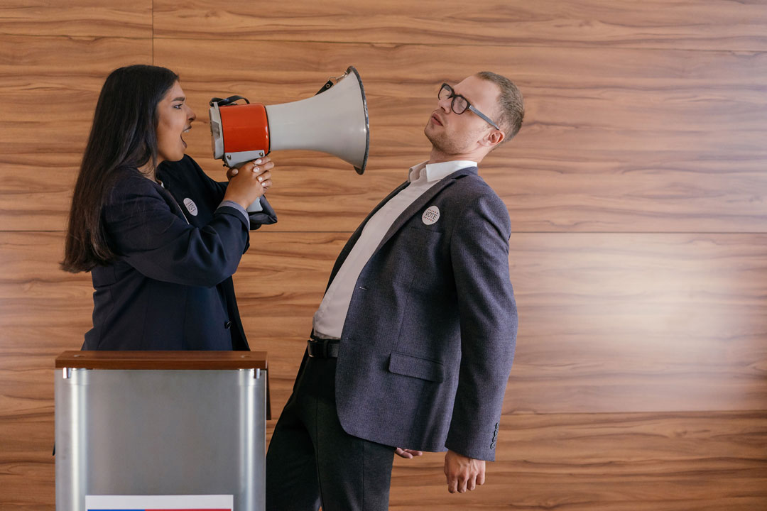 Mégaphone, dispute, harcèlement