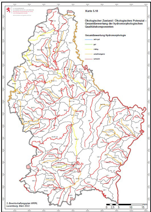 Eine Karte der Oberflächenfließgewässer Luxemburgs. Die Karte zeigt das Land und dessen Flüsse und Bäche. Alle sind rot gefärbt, was auf die schlechte Qualität der Gewässer hinweist.