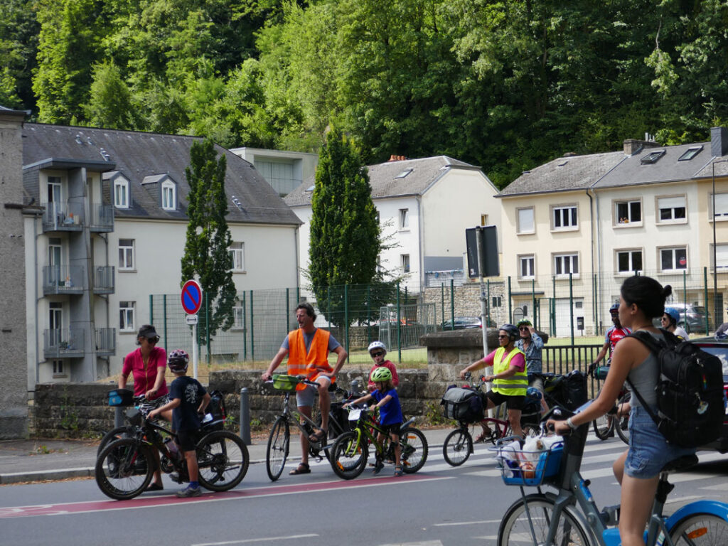 groupe, cyclistes, piste cyclable