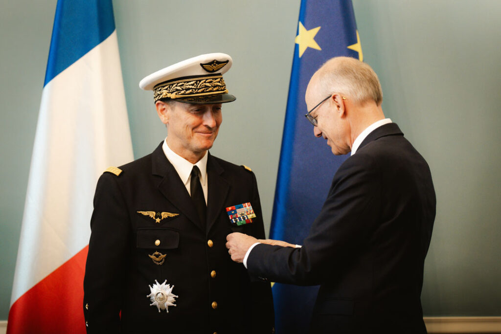 Luc Frieden décore le chef d’état-major français, le général Fabien Mandon, au ministère d’État à Luxembourg, le 23 juillet 2026.