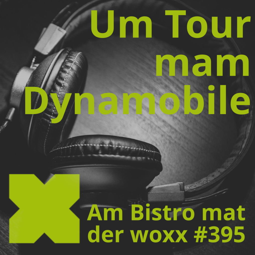 Logo vum Podcast am Bistro mat der woxx. Et ass d'Episod Nummer 395, Um Tour mam Dynamobile. Am Hannergrond ass eng schwaarz-wäiss Foto vun engem Kopfhörer.