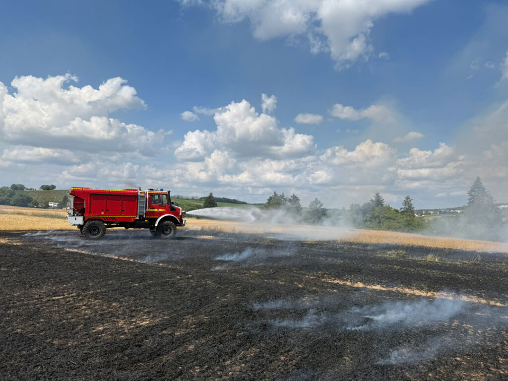 Incendie champ avec camion de pompier