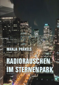 Das Cover des Buchs „Radiorauschen im Sternenpark“ von Manja Präkels mit einem Foto von Hochhäusern bei Nacht mit beleuchteten Fenstern.