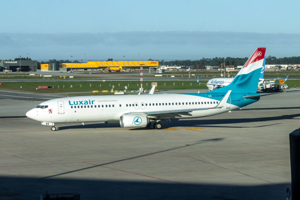 Ein Luxair-Flugzeug, eine große Boeing-Maschine, fährt am Flughafen von Porto. 