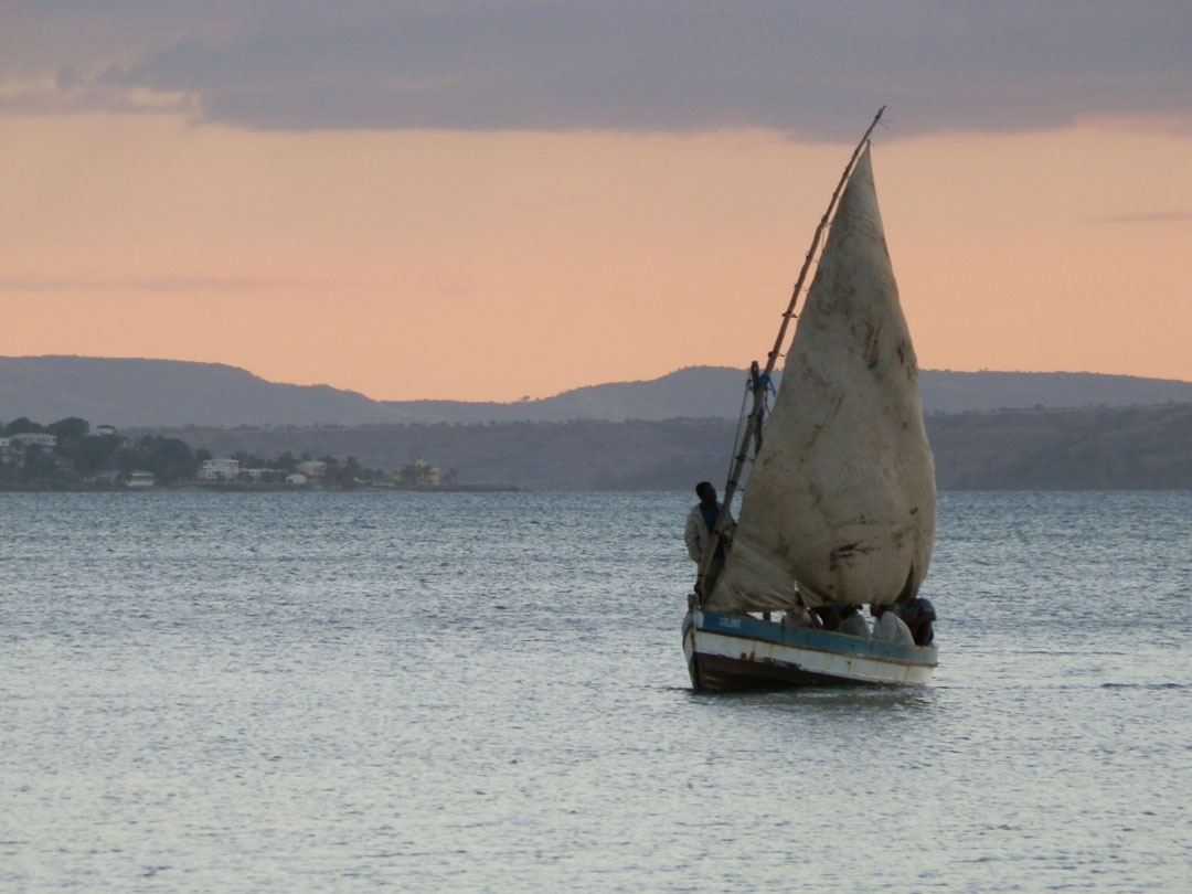 Barque à voile dans la baie de Diego-Suarez, à Madagascar, en 2010. 