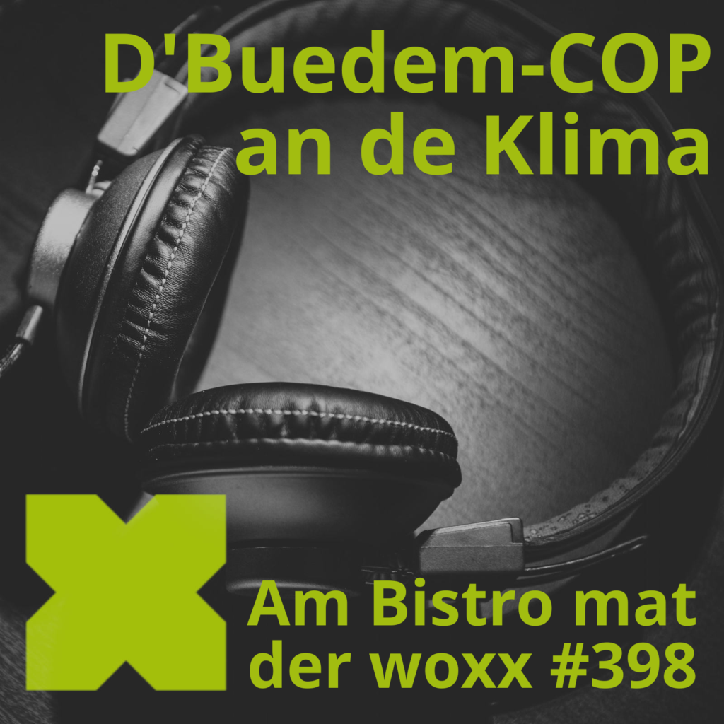 Logo vum Podcast Am Bistro mat der woxx: een Kopfhörer. Doriwwer steet a grénger Schrëft: D'Buedem-COP an de Klima. Een Text informéiert ausserdem, datt et d'Episod Nr. 398 ass.