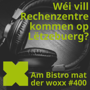 Logo vum Podcast Am Bistro mat der woxx: een Kopfhörer. Doriwwer steet a grénger Schrëft: Wéi vill Rechenzentre kommen op Lëtzebuerg? Een Text informéiert ausserdem, datt et d'Episod Nr.400 ass.