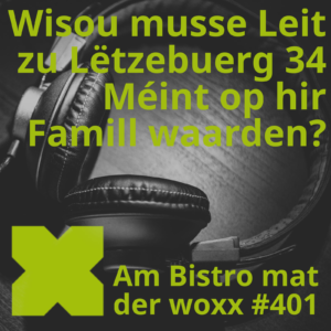 Logo vum Podcast Am Bistro mat der woxx: een Kopfhörer. Doriwwer steet a grénger Schrëft: Wisou musse Leit zu Lëtzebuerg 34 Méint op hir Famill waarden? Een Text informéiert ausserdem, datt et d'Episod Nr.401 ass.