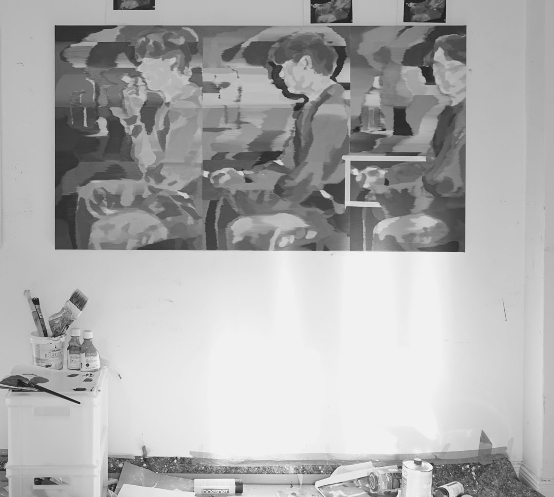 Ein Gemälde hängt an einer Wand, unter ihm befinden sich viele Gläser mit Pinseln und Farben. Das Werk ist abstrakt, doch man erkennt eine sitzende Person, die raucht.