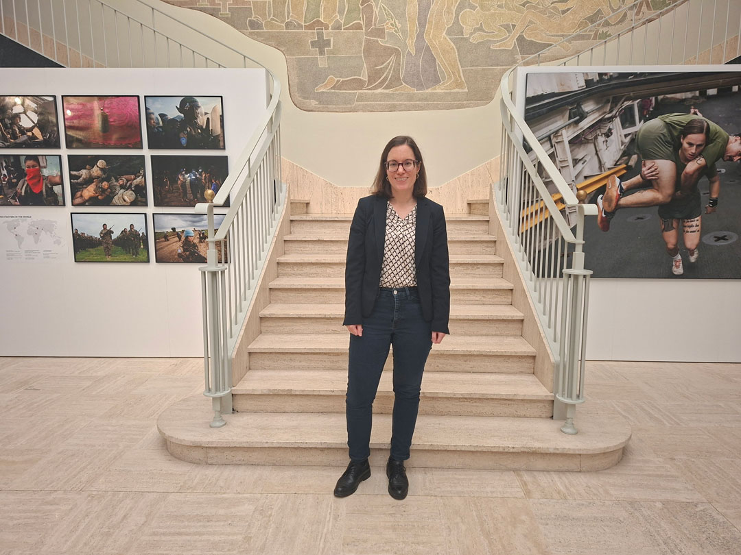 Die Direktorin Elisabeth Hoffmann steht am Fuße einer Treppe im größten Raum des MNRDH.