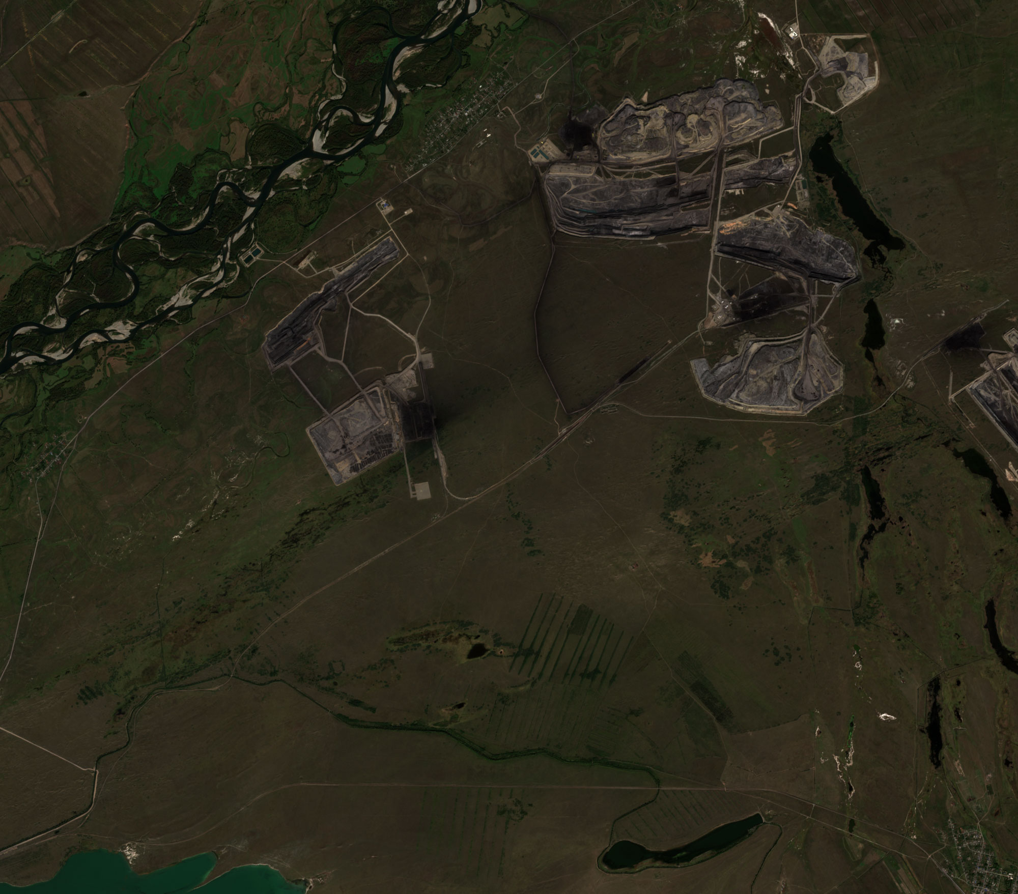 Image satellitaire d’une vaste mine près d’une rivière, au nord.